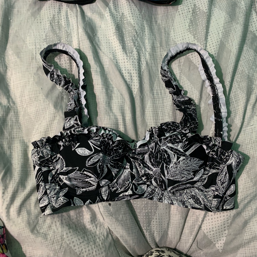 Time and Tru swim suit top size small